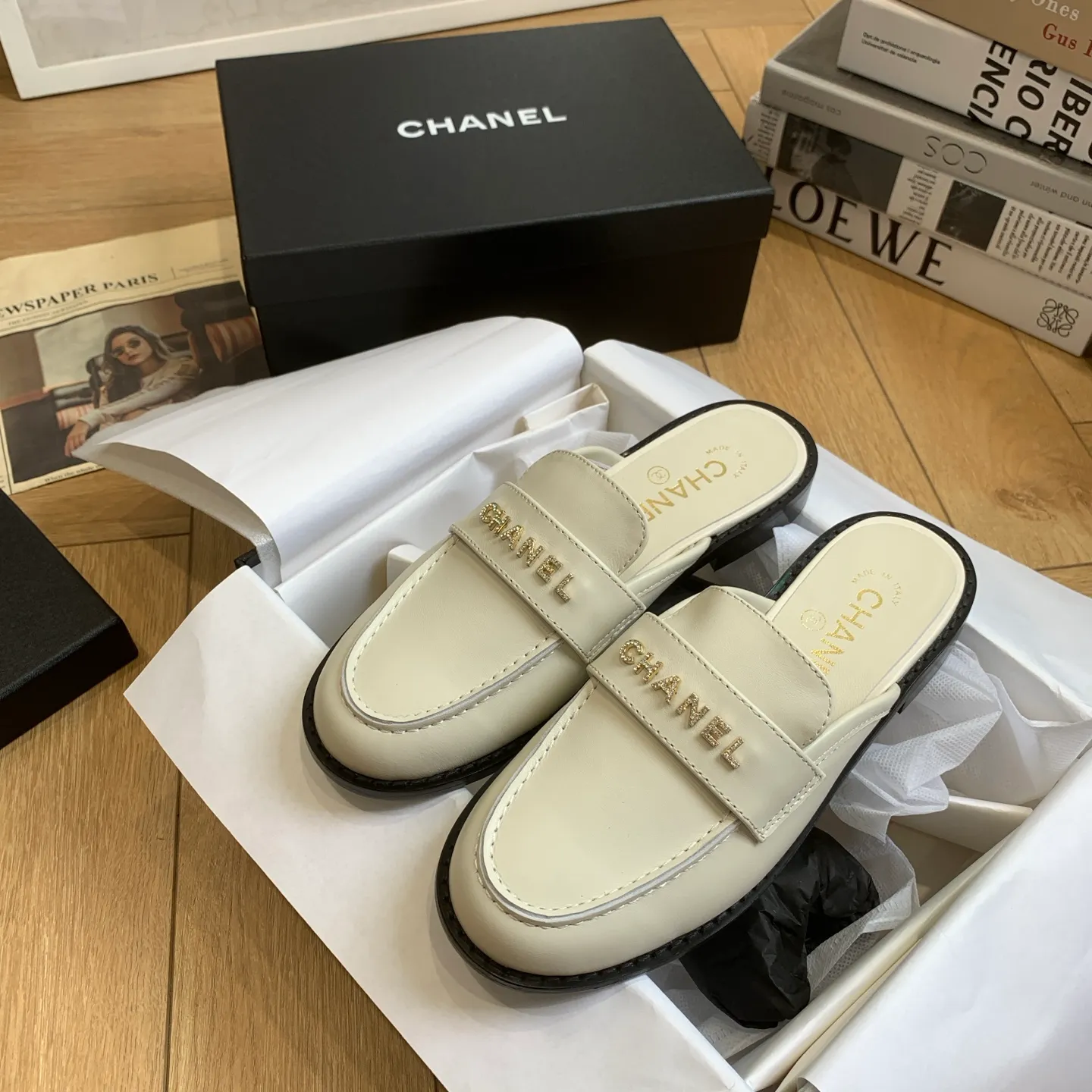 👟👟Ex-factory price 600👟👟 🍀2025 spring and summer new Chanel Chanel small diamond buckle monogram Loaf lazy half-slippers, which can be worn all year round. No matter when you wear them, they are very high-end and durable. You can attract attention when shopping on the street! Easily travel between commuting and leisure occasions, becoming a carefree fashionable and elegant woman ~ Upper: cowhide/butter Lining: lambskin Sole: Italian genuine leather outsole Size: 35-39 (40/41 customized, non-refundable and non-exchangeable